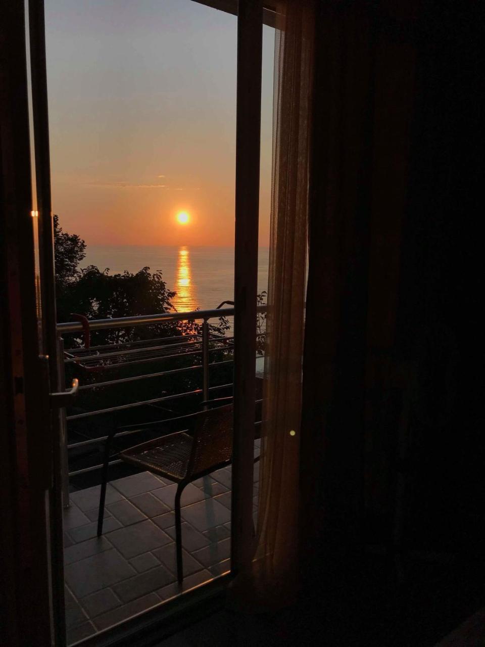 Albatross Kvariati Guest House Bagian luar foto
